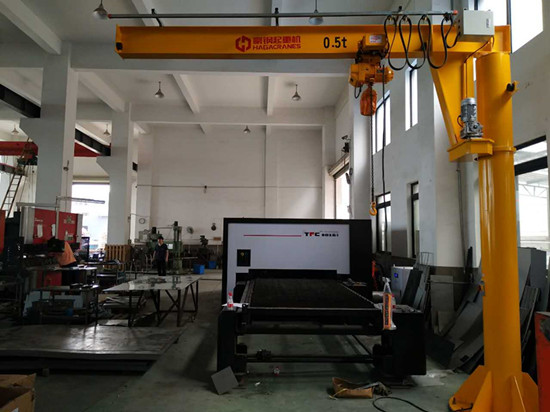 豪钢起重机为上海荣锃信机械供应500kg旋臂起重机
