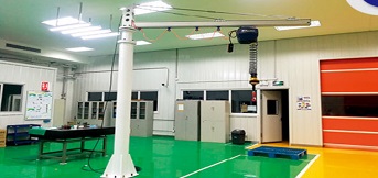 电动平衡吊搭配悬臂起重机，节省劳动力！