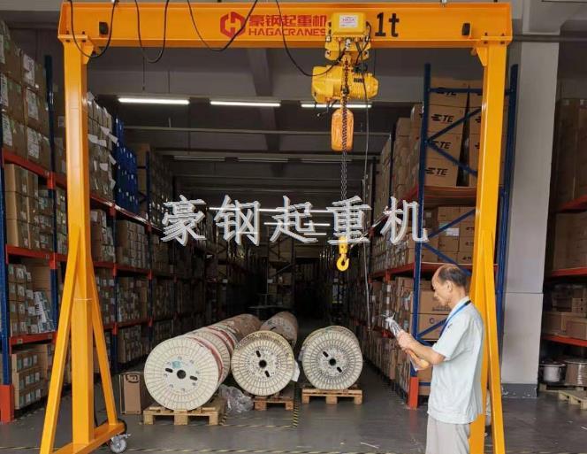 热烈庆贺上海沪光电器定购1吨移动龙门起重机安装调试完成